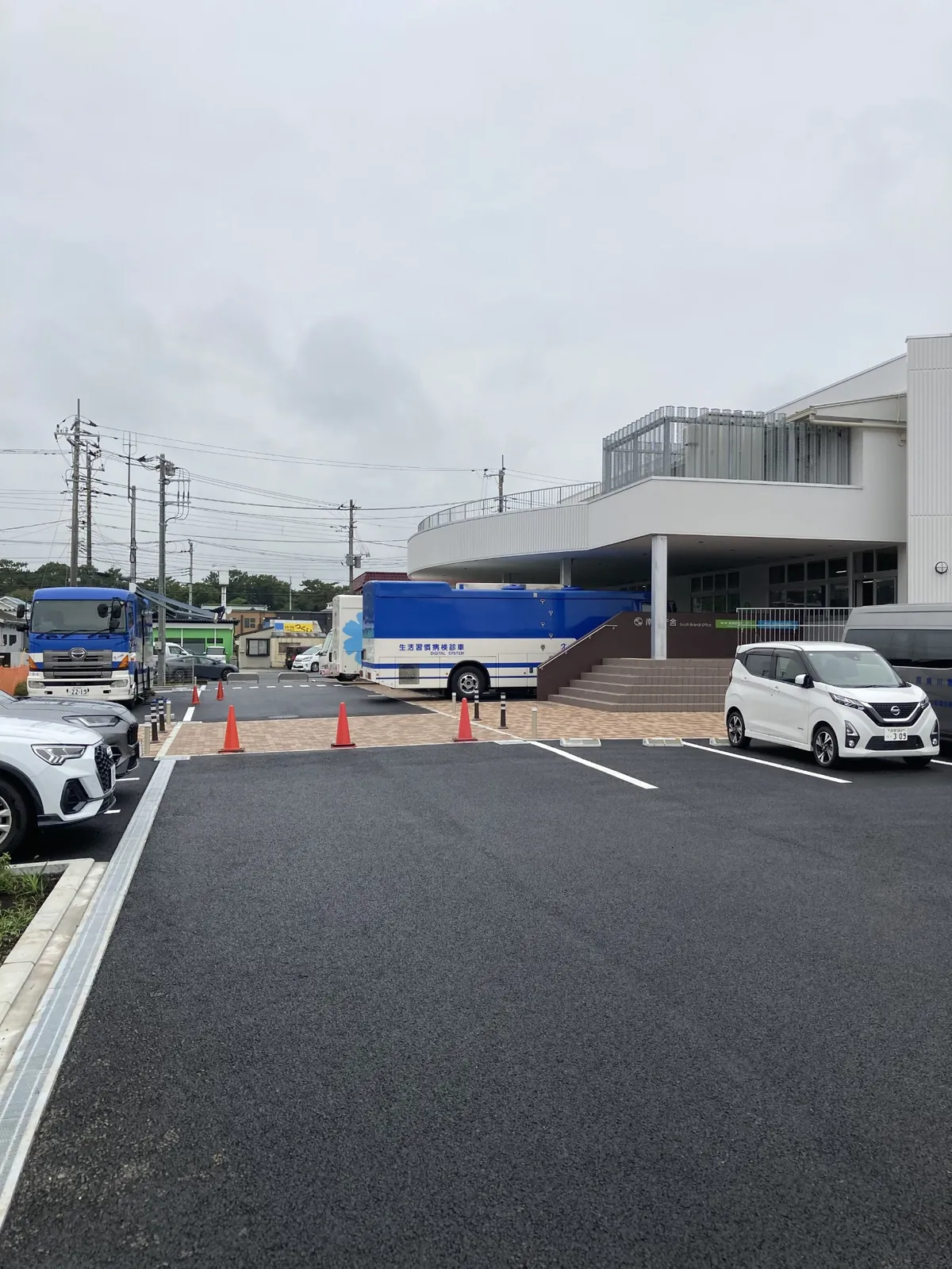 南分庁舎の横に来ていたがん検診用の検診車